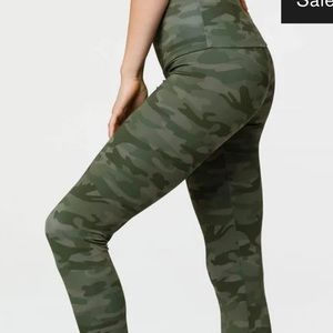 Onzie green camo Full length leggings